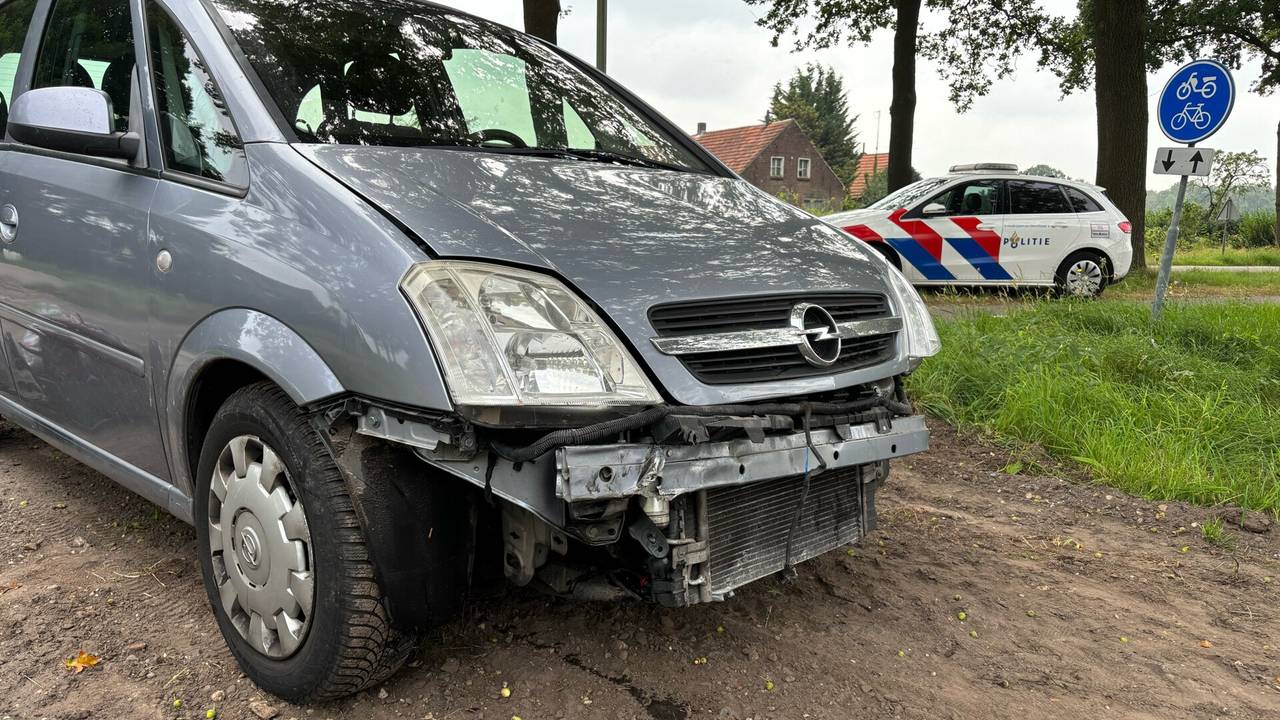 De schade aan beide betrokken auto's is groot (foto: Marco van den Broek/SQ Vision).