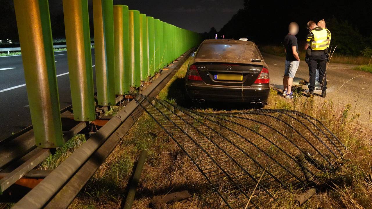 De automobilist reed door een hek naast de A2 bij Maarheeze (foto  WdG/SQ Vision).