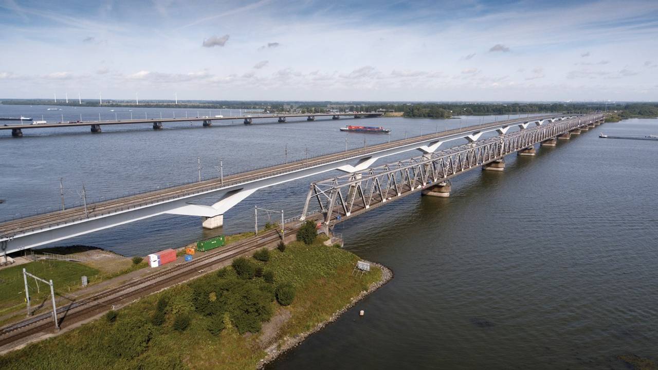 Minder treinverkeer tussen Breda en Rotterdam, kilometerslang windscherm gebouwd bij HSL