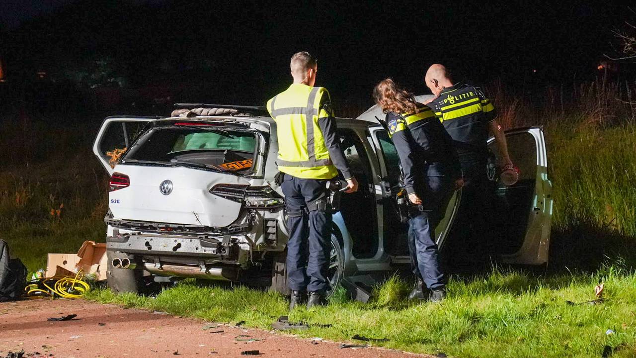 Ravage nadat auto van de weg raakt: vrouw naar ziekenhuis (foto: Harrie Grijseels/Persbureau Heitink).