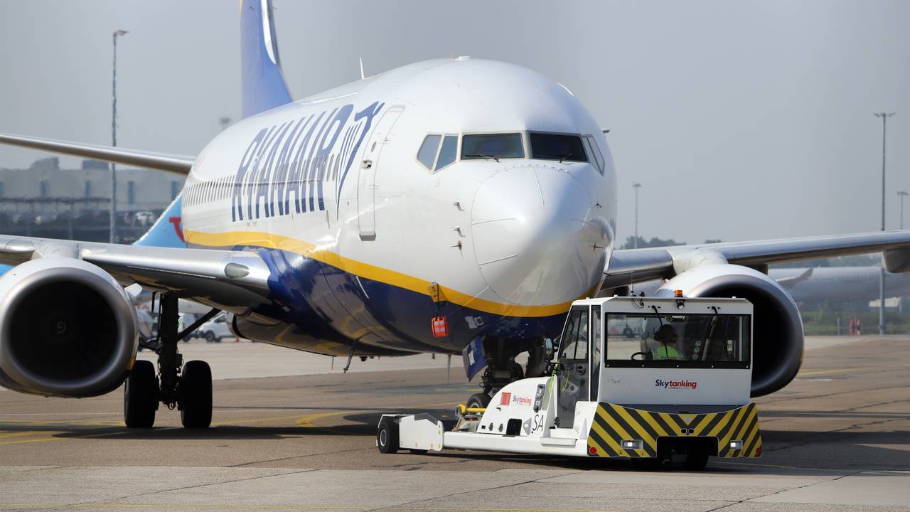 Een Skytanking pushback sleept een Ryanair-toestel op Eindhoven Airport (foto: Collin Beijk).