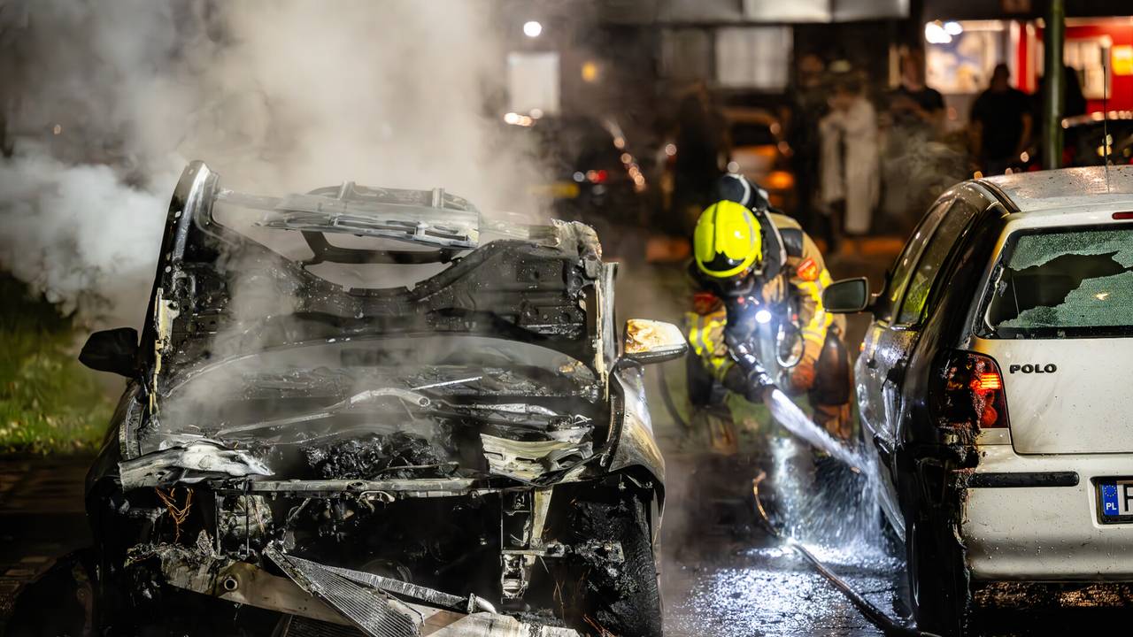 Hoe de brand aan de Mascagnistraat in Tilburg kon uitbreken, wordt onderzocht (foto: Jack Brekelmans/SWQ Vision).