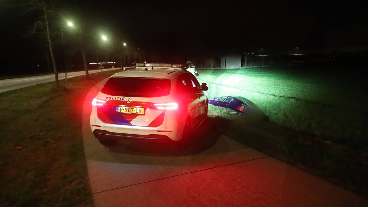 Voorbijgangers waarschuwden na het zien van de auto in de sloot de politie (foto: Kevin Kanters/SQ Vision).