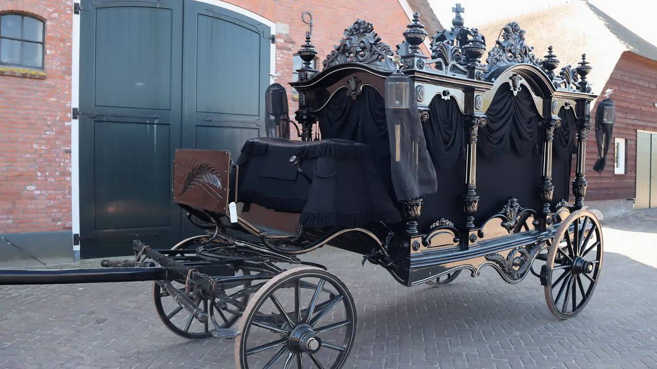 De rouwkoets wordt nu geveild (foto: Troostwijk Auctions).
