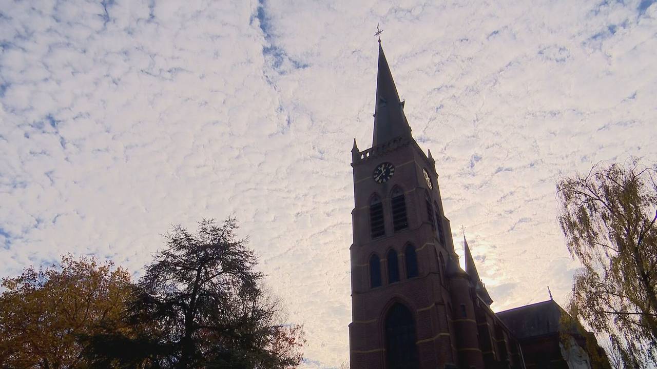Een wolkendek boven de kerk (Foto: Omroep Brabant).