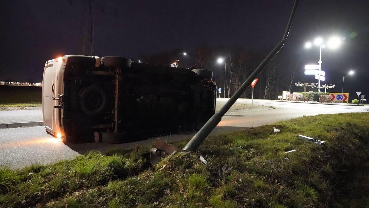De bestelbus raakte een lantaarnpaal aan de zijkant van de weg in Maarheeze en kantelde (foto WdG/SQ Vision).