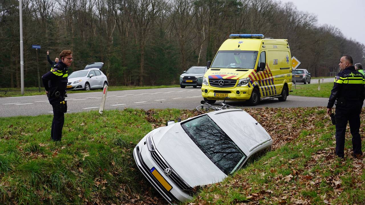 De auto belandde na de aanrijding op de Langenbergseweg in een sloot (foto: Jeroen Stuve/SQ Vision).
