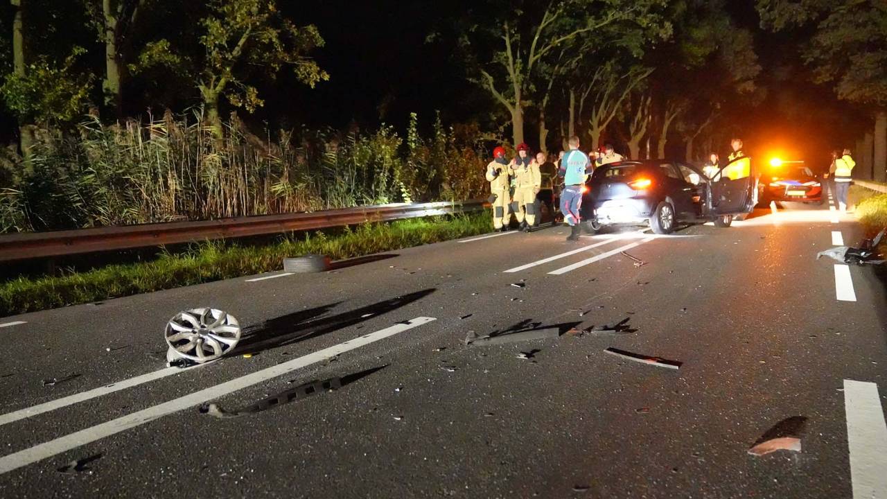 Hoe de frontale botsing op de Kanaaldijk Noord in Someren kon plaatsvinden, wordt onderzocht (foto: Harrie Grijseels/SQ Vision).