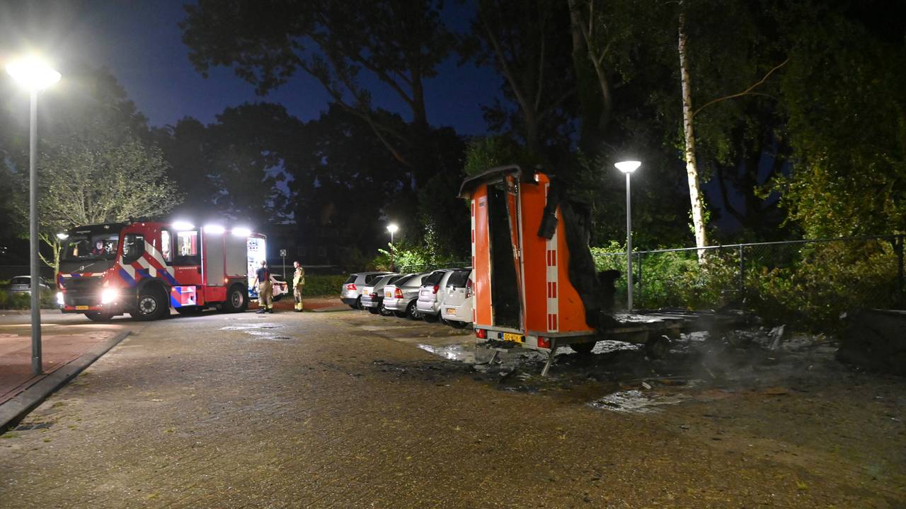 De keet stond op een parkeerplaats bij een flatgebouw aan de Weilustlaan in Breda (foto: Perry Roovers/SQ Vision).