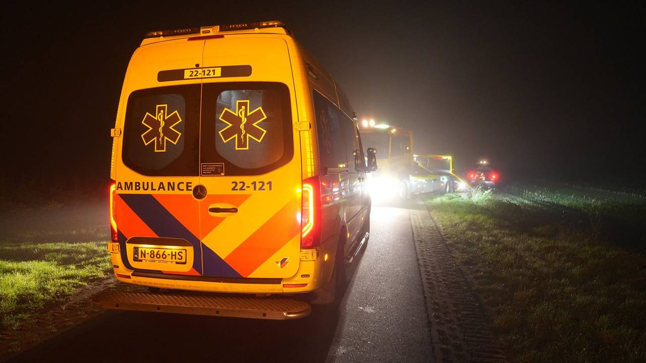 De bestuurder van de auto had last van zijn nek en is naar een ziekenhuis gebracht (foto: WdG/SQ Vision).