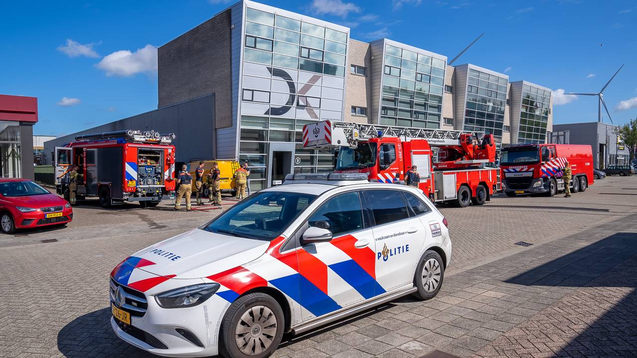 Meerdere hulpverleners rukten uit vanwege de containerbrand in Den Bosch (foto: Iwan van Dun/SQ Vision).