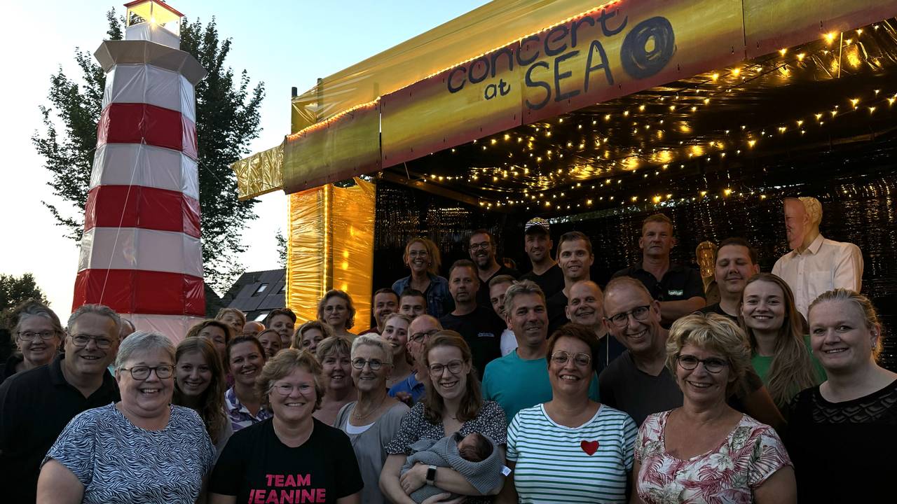 Bewoners van de Abraham Kuyperstraat in Andel bouwen hun straat om tot festivalterrein, voor de lichtjesroute tijdens de Megafeestweek (foto: Niek de Bruijn)