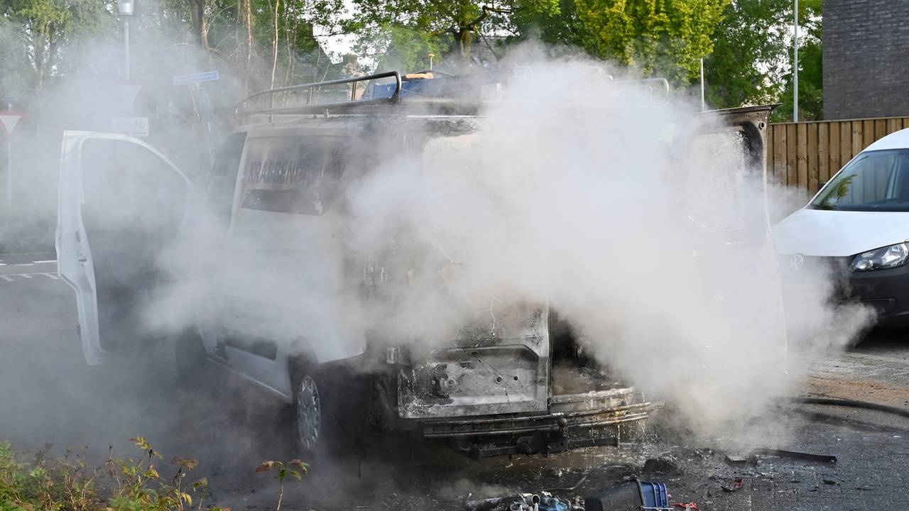 De bestelbus vatte vlam tijdens het rijden (foto: Perry Roovers/SQ Vision).