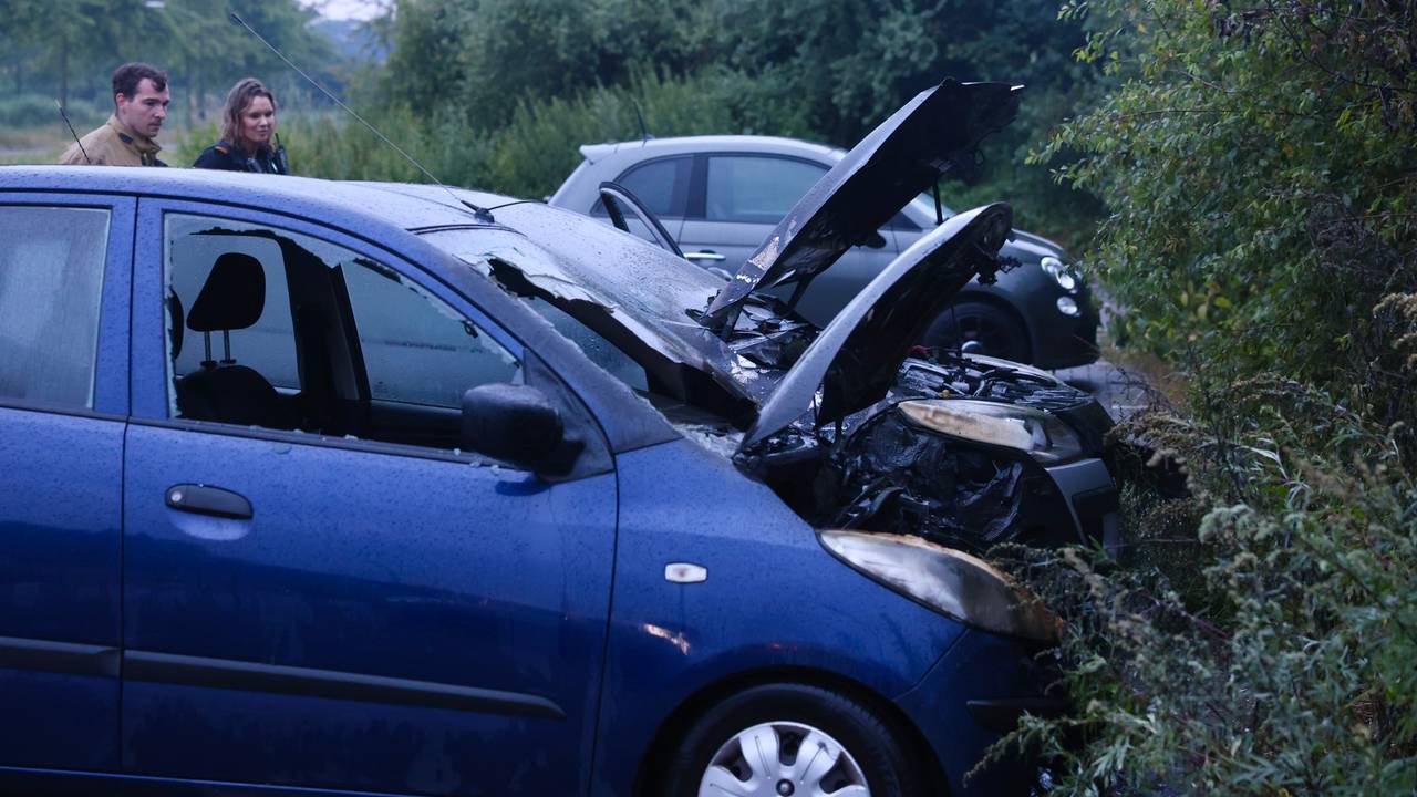Bij beide auto's aan de straat Driehuizen in Veghel stond de voorkant in brand (foto: Sander van Gils/SQ Vision).