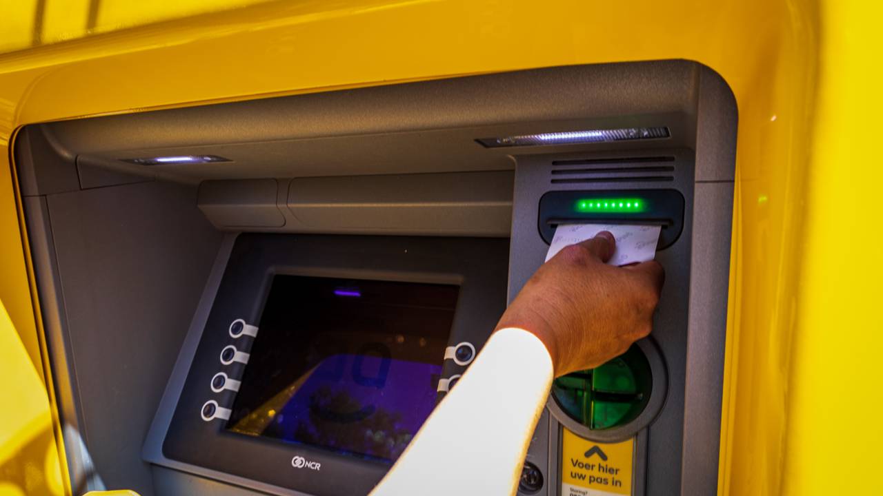 Date uit Breda licht bejaarde man op en plundert zijn bankrekening - Vimarsana News