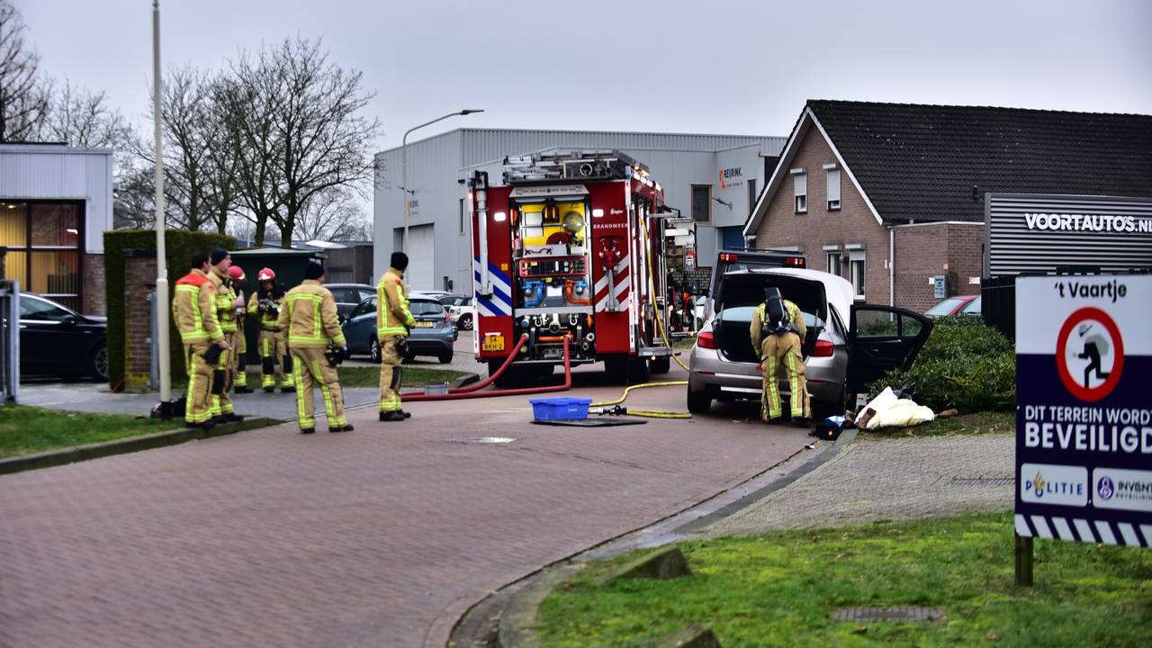 De brandweer onderzoekt de auto die tijdens het rijden vlam vatte in Someren (foto: Johan Bloemers/SQ Vision).