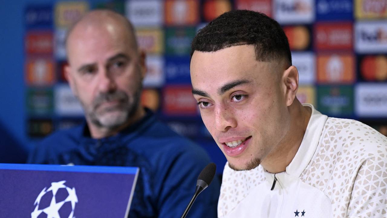 Sergino Dest met op de achtergrond Peter Bosz (foto: ANP/John Thys).