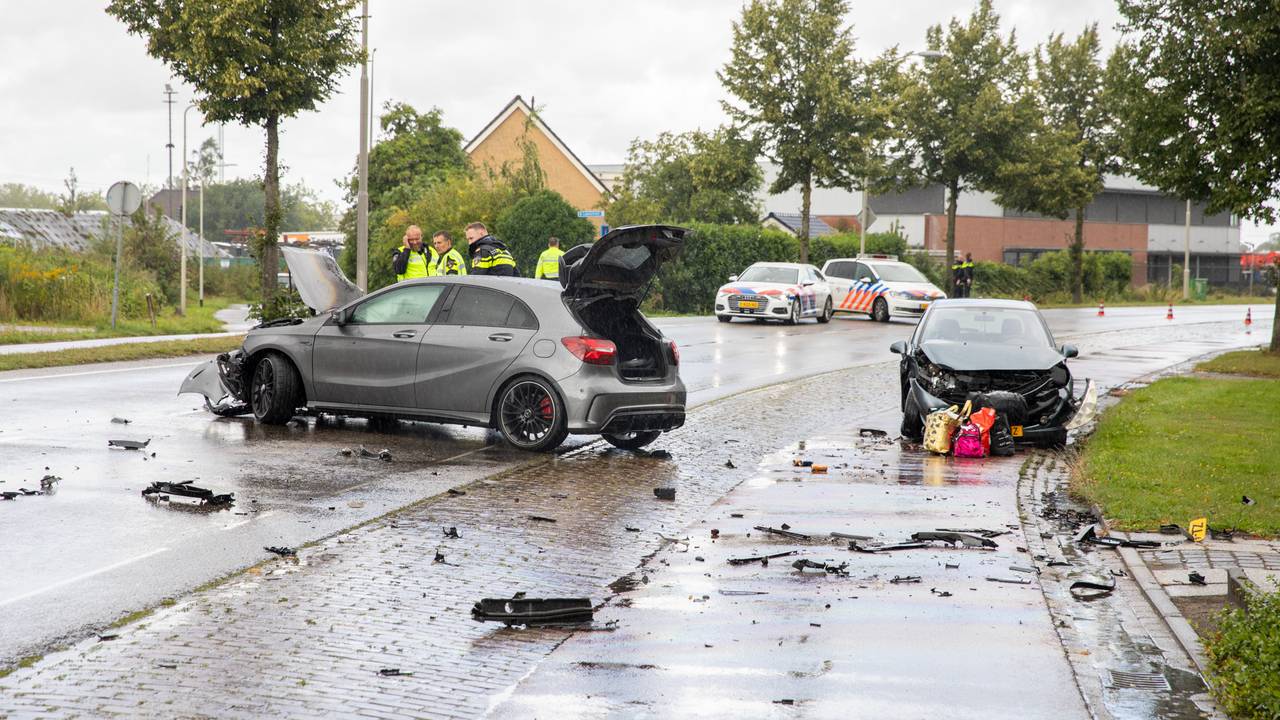 De twee auto's raakten bij de botsing in Roosendaal aanzienlijk beschadigd (foto: Christian Traets/SQ Vision).