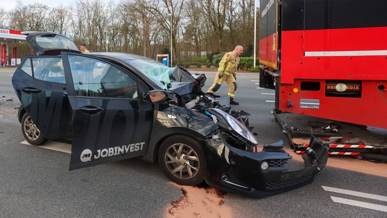 De automobilist reed achterop de vrachtwagen, die stilstond voor een rood stoplicht (foto: Arno van der Linden/SQ Vision).