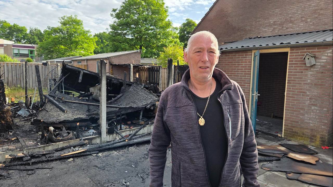 Fred beseft zich donderdagochtend pas echt dat zijn plekje verwoest is door de brand (foto: Noël van Hooft).