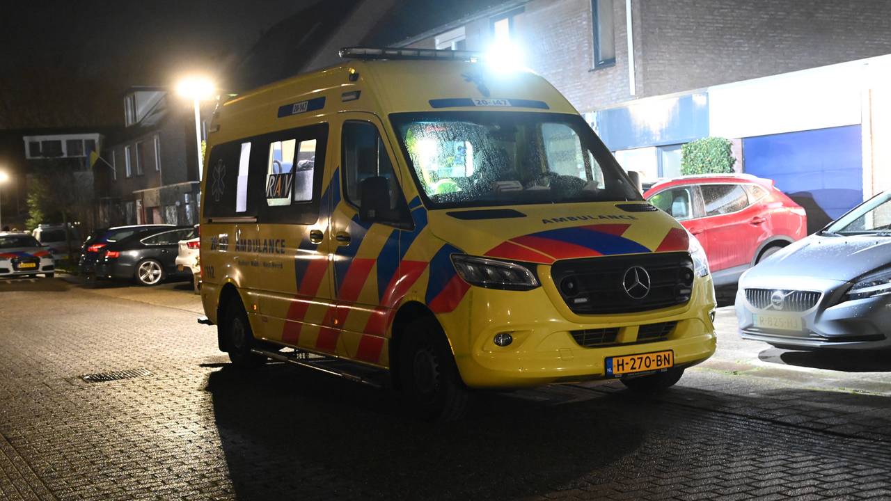 Een ambulance moest er aan te pas komen om het slachtoffer weg te brengen (foto: Perry Roovers/SQ Vision Mediaprodukties).