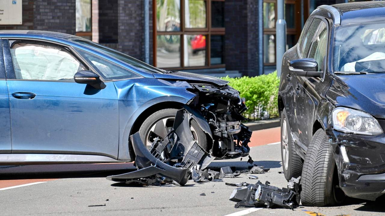 De auto's raakten bij de botsing op de Nieuwe Prinsenkade in Breda behoorlijk beschadigd (foto: Tom van der Put/SQ Vision).