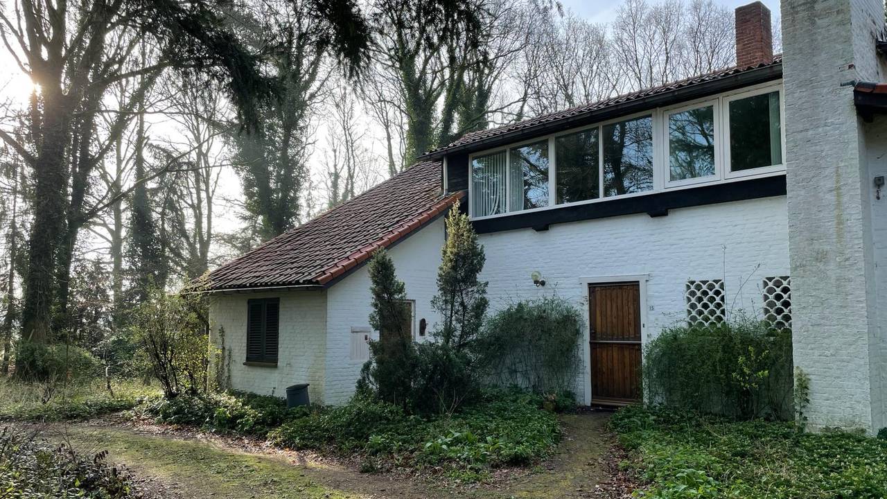 Een van de twee woningen die al dik een jaar leegstaan.