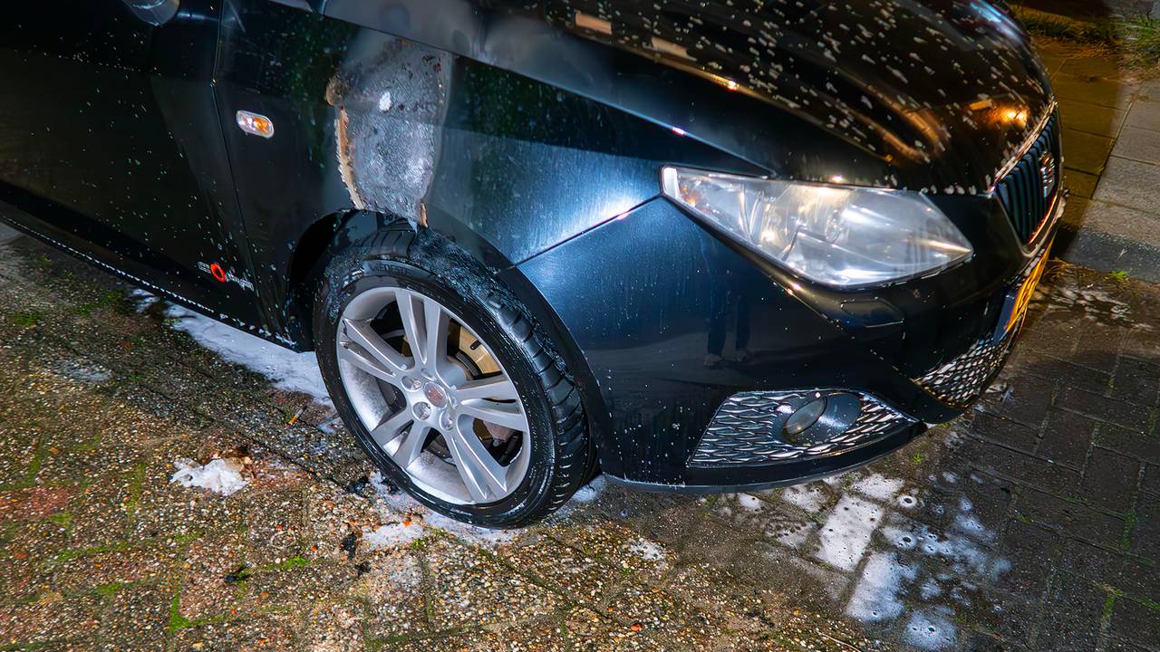 De beschadigde auto (foto: Gabor Heeres/SQ Vision).