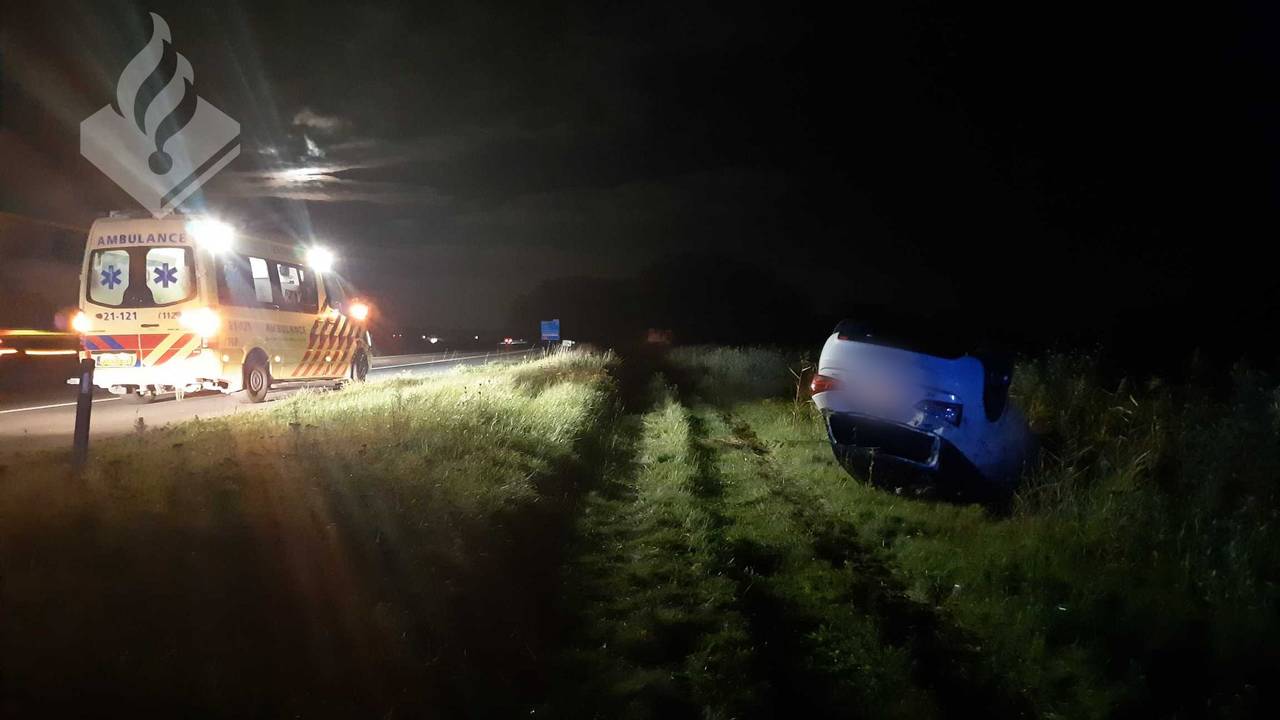 Een auto sloeg zondagnacht over de kop op de A50 bij Veghel (foto: Twitter wijkagent Ger Roumen).