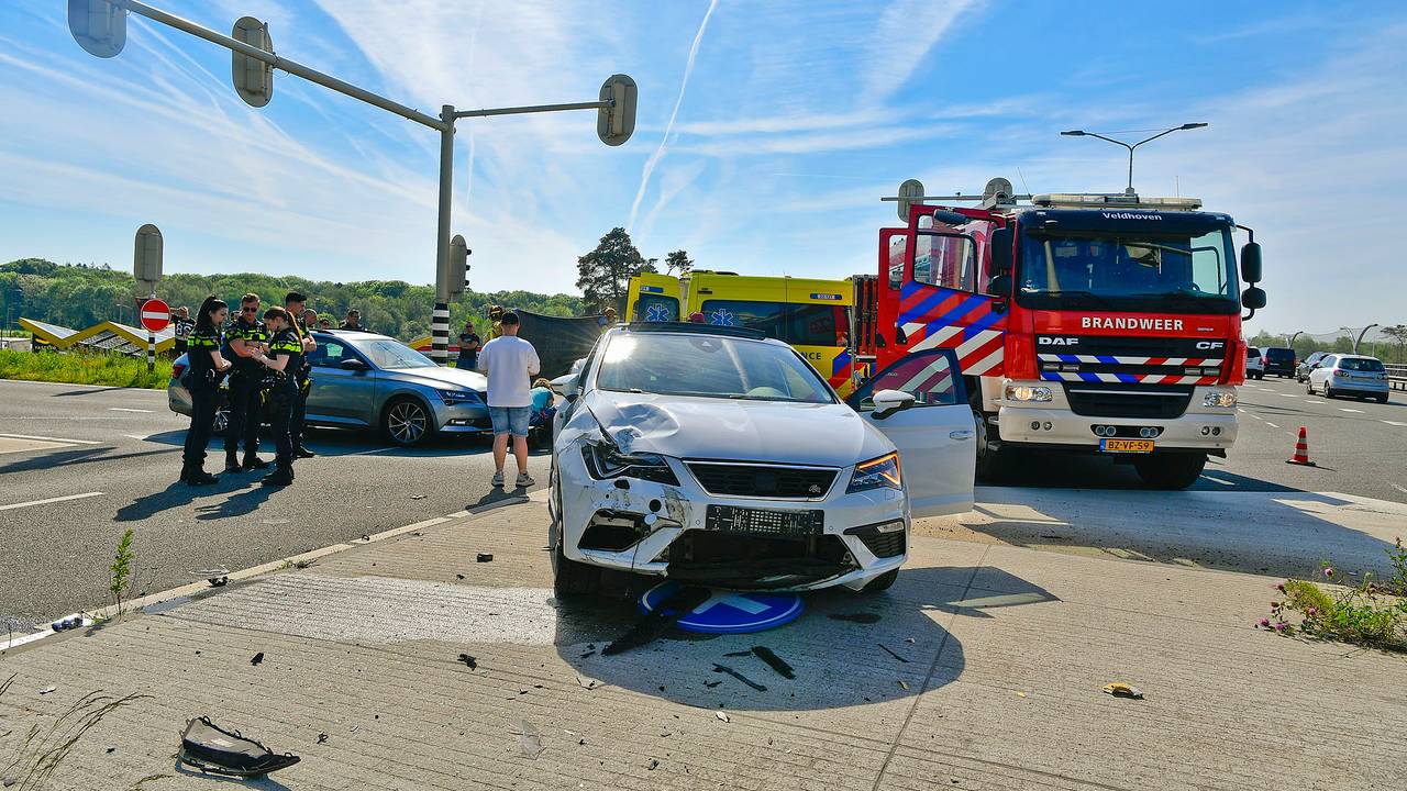 Hert ging mis toen een automobilist op de Zilverbaan in Veldhoven een rood verkeerslicht negeerde (foto: Rico Vogels/SQ Vision).