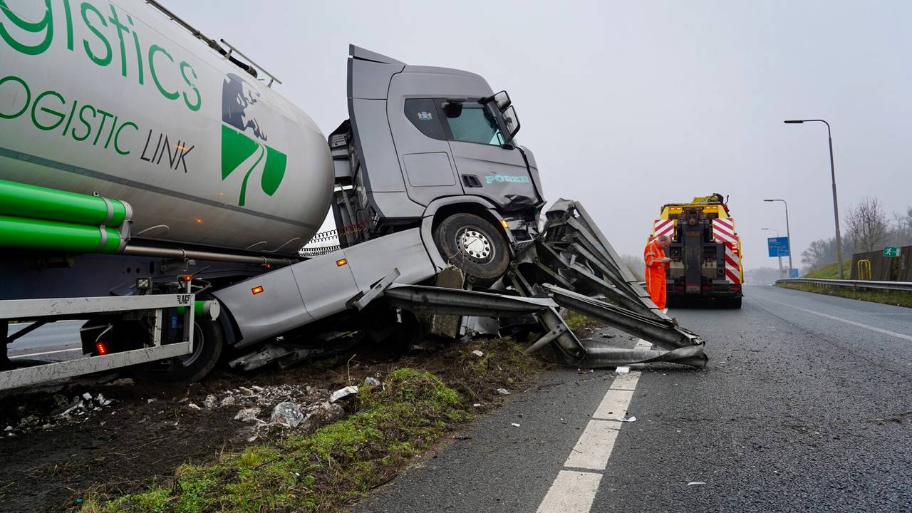 Lange file op de A27 na ongeluk vrachtwagen.