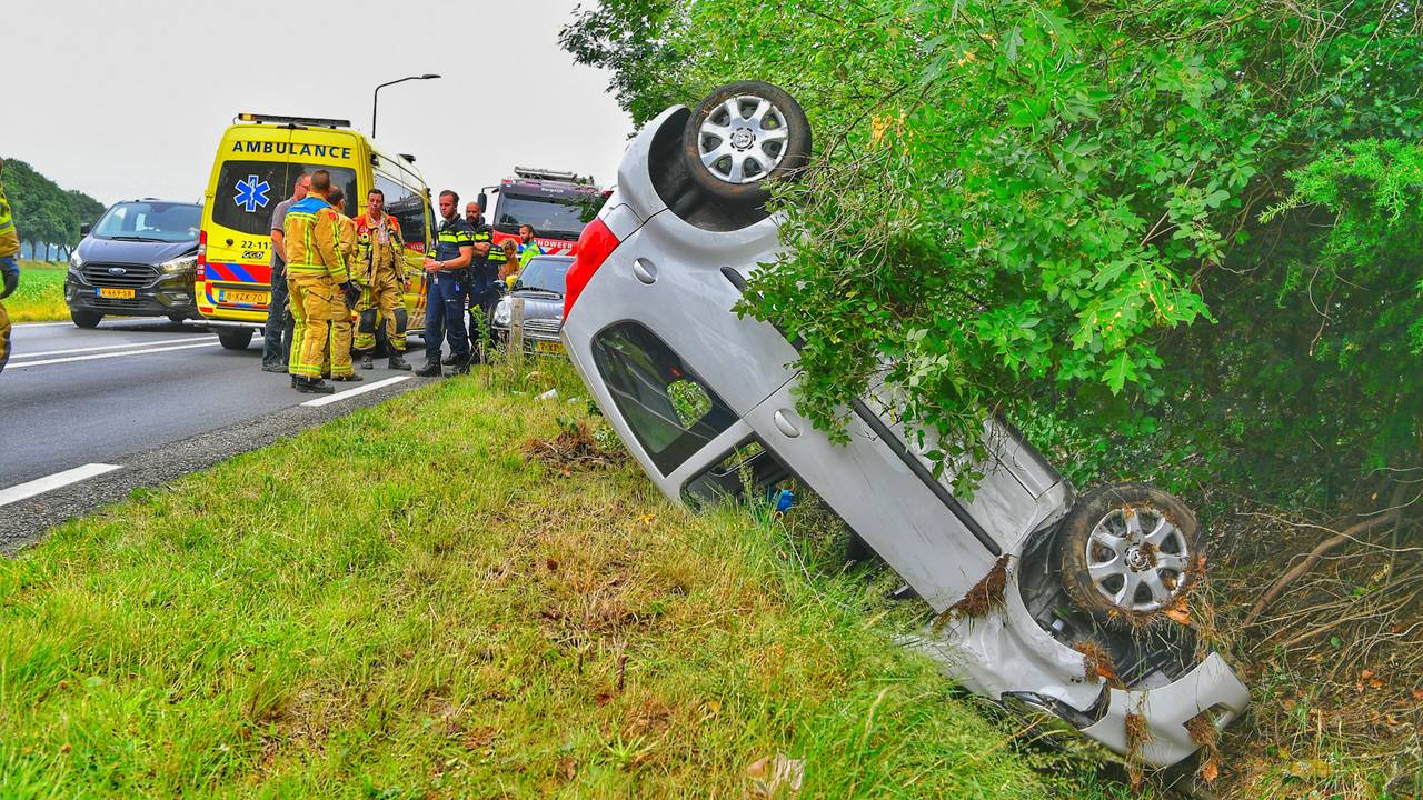 Auto belandt op de kop in de sloot (foto: Rico Vogels/SQ Vision)