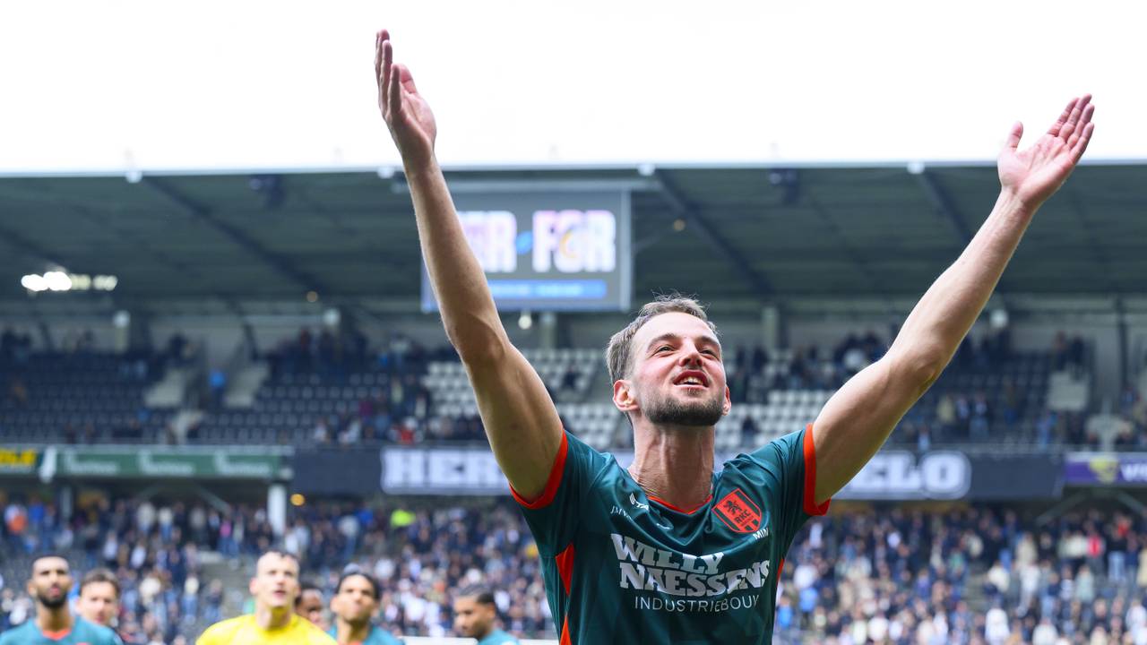 Speler David Min viert de overwinning in Almelo (Foto: ANP).