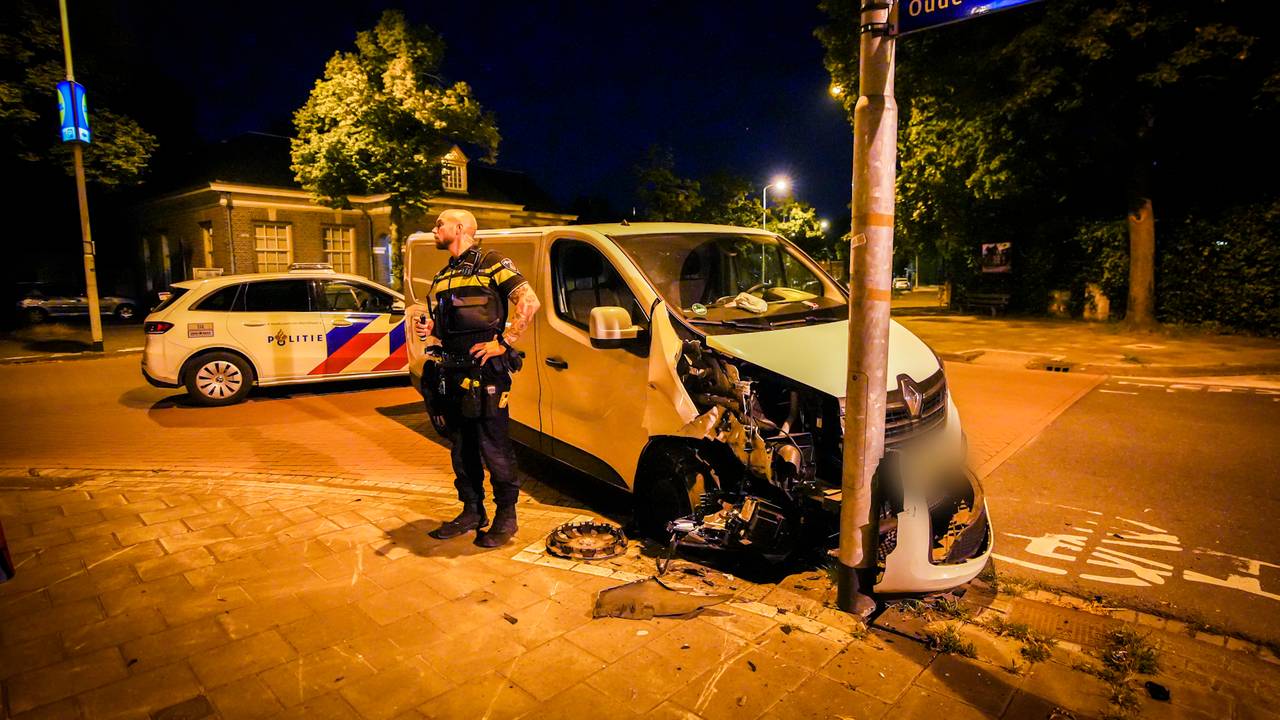 De bestelbus kwam tegen een lantaarnpaal naast  ‘t Hofke in Eindhoven tot stilstand (foto: SQ Vision).