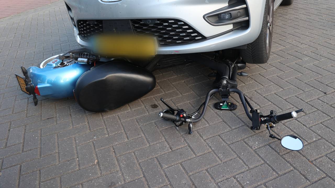 E-bike shopper onder auto (foto: Marco van den Broek/SQ Vision).