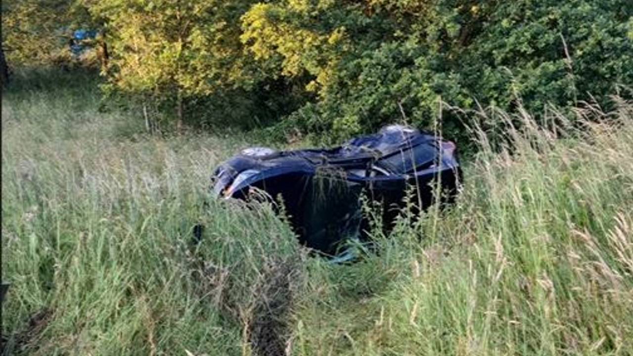 Een auto belandde na de botsing onderaan de berm naast de Oostpoort in Etten-Leur (foto: Instagram wijkagenten Etten-Leur).