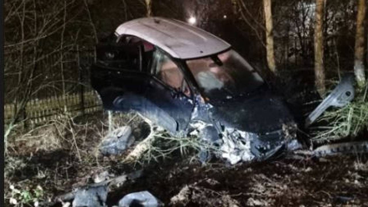 Volgens een wijkagent had de bestuurder van de auto in Reusel een engeltje op de schouder (foto: Instagram wijkagenten Reusel).