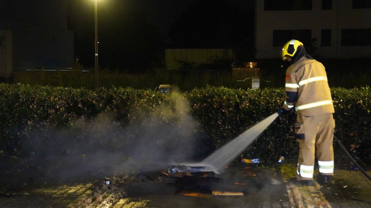 De brandweer bluste het vuur aan De Fuik in Den Bosch (foto: Bart Meesters).