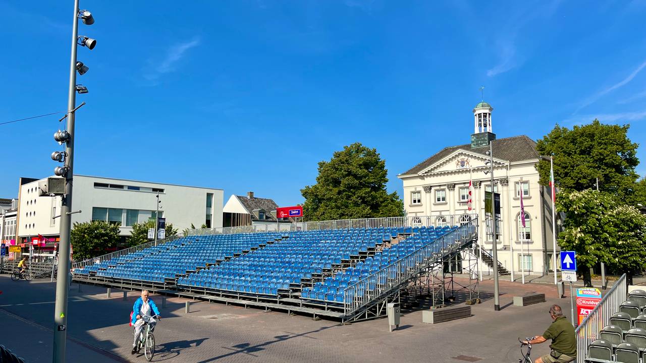 Stilte voor de 'corsostorm' voor de Markt in Zundert (foto: Raoul Cartens).