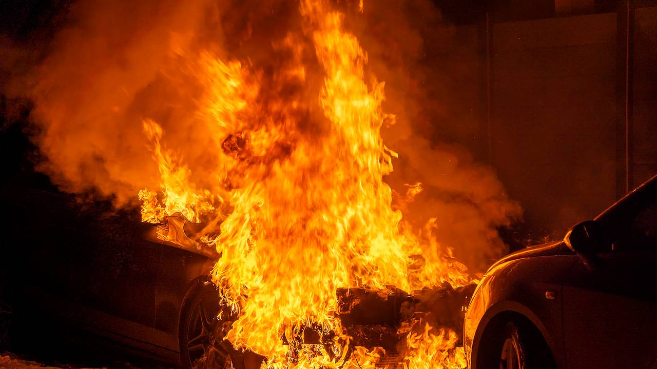 De autobrand woedde aan de Hertogin Sophiastraat in Oss (foto: Gabor Heeres/SQ Vision).