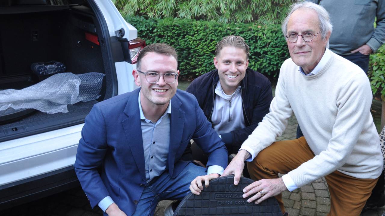 Frank en de mannen van Aquafix met Franks eigen putdeksel.