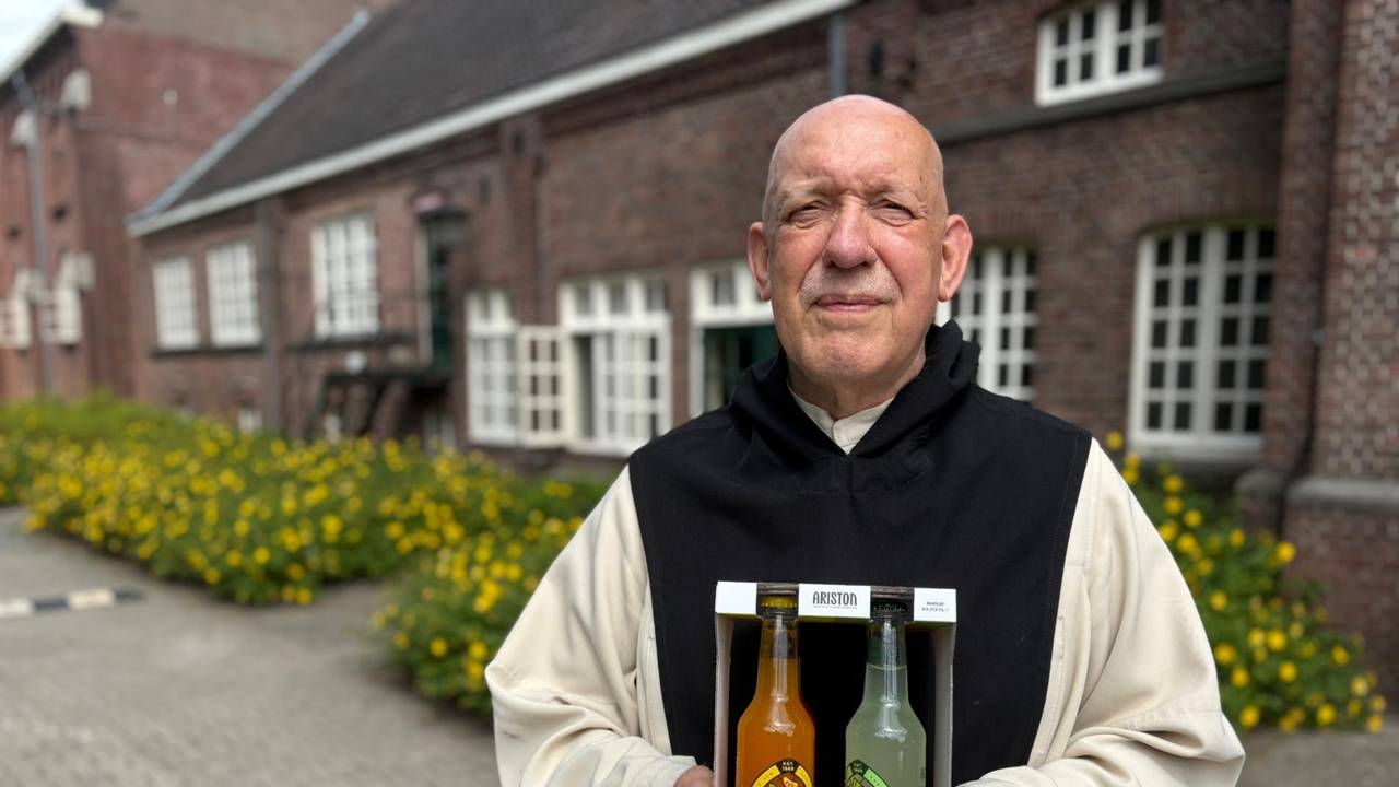 Vader-abt Isaac Majoor met de nieuwe frisdrank (foto: Pieter Soethout)