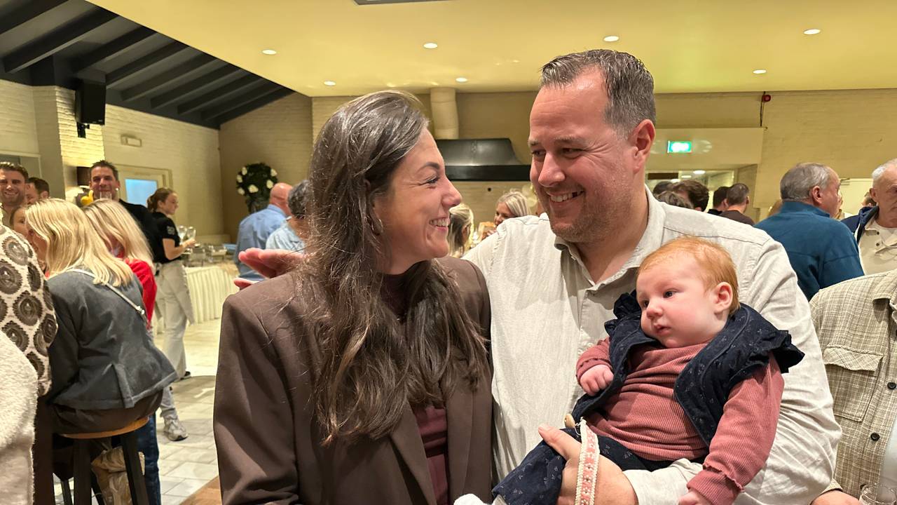 Dominique en Jelger mochten het spits afbijten, zij kregen als eerste van de groep baby Julie.