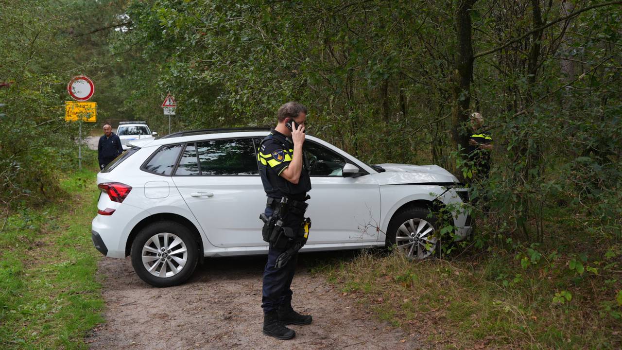 Vrouw verdwaalt in bosgebied in De Moer en botst met auto tegen boom