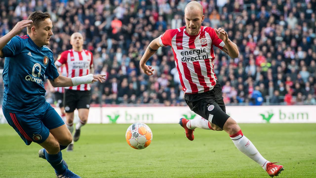 Jorrit Hendrix met PSV in februari 2019 tegen Feyenoord met Jens Toornstra (1-1)
