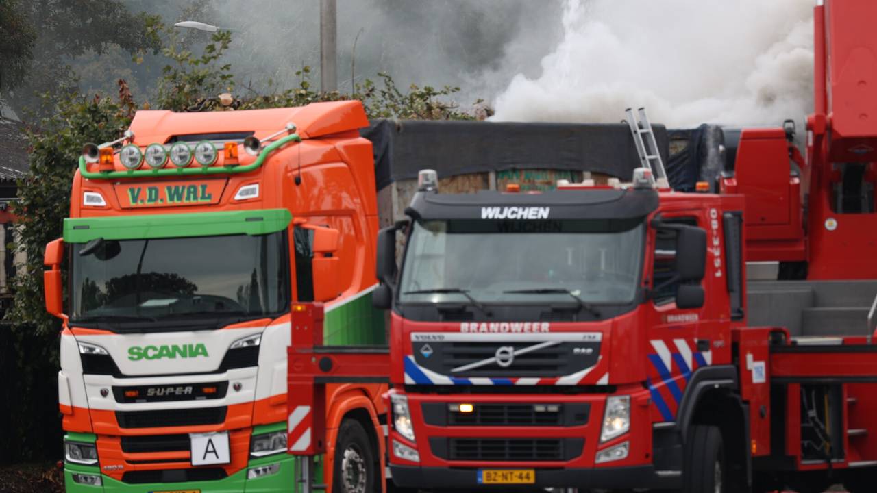 De vrachtwagen zou accu's vervoeren (foto: Marco van den Broek/SQ Vision).