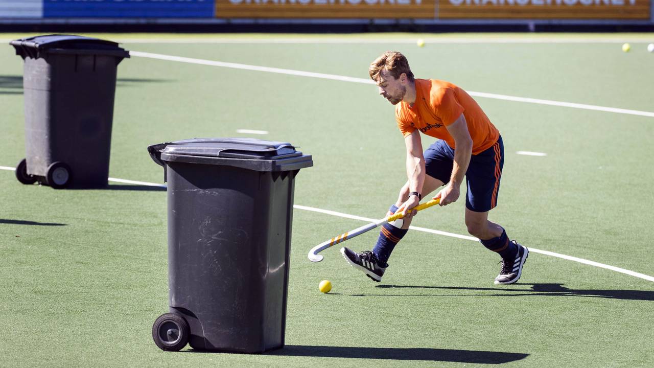 Hockeyinternational Mink van der Weerden tijdens een training in coronatijd. (Foto: via ANP - EPA/KOEN SUYK)