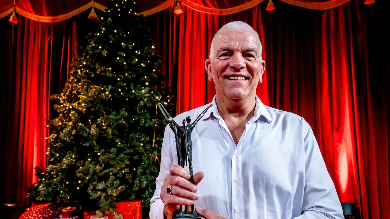 Jan Minkels met zijn prijs na de uitreiking van Brabander van het Jaar.