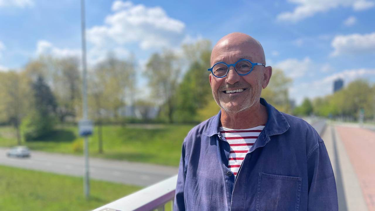 Herman zwaait de supportersbussen uit vanaf het viaduct (foto: Raymond Merkx).