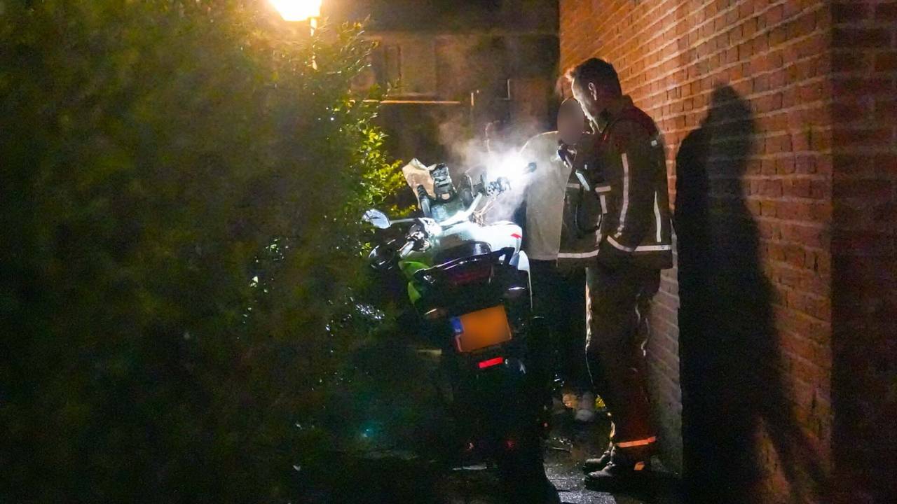 Hoe de motor in Helmond vlam kon vatten, wordt onderzocht (foto: Harrie Grijseels/SQ Vision).